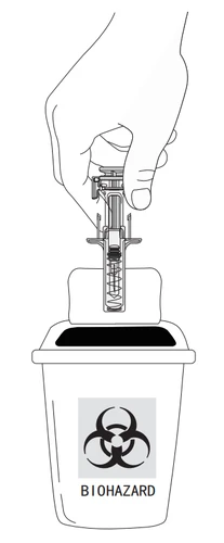 Una mano tiene una siringa per inserirla in un contenitore di smaltimento per rifiuti biologici con simbolo di rischio biologico e scritta BIOHAZARD