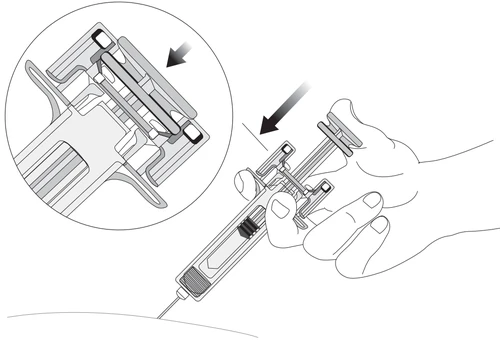 Illustrazione tecnica che mostra una mano che impugna un dispositivo medico per iniezione con un ingrandimento del meccanismo superiore attivato