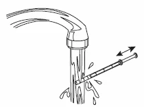 Disegno in bianco e nero di un rubinetto aperto con acqua che scorre e una siringa con una freccia a doppia punta che indica un movimento avanti e indietro