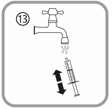 Disegno tecnico di un rubinetto aperto con acqua che scorre verso una siringa posta verticalmente con una doppia freccia nera accanto