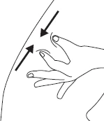 Disegno lineare di una mano che pizzica la pelle con due dita e due frecce nere che indicano la direzione della pressione verso l'interno