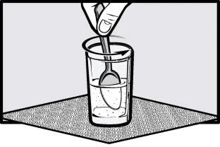 Una mano tiene un cucchiaio all'interno di un bicchiere trasparente contenente un liquido poggiato su una superficie piana