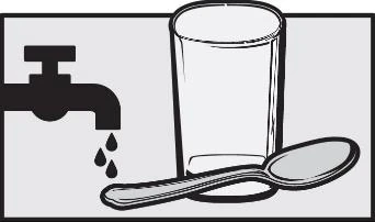 Un rubinetto aperto con acqua che scorre accanto a un bicchiere pieno e un cucchiaio appoggiato davanti