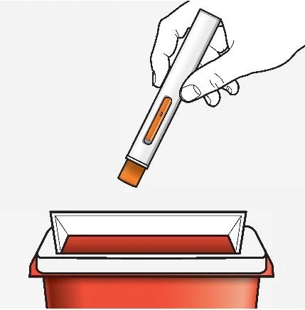 Una mano tiene una penna iniettiva bianca e arancione sopra un contenitore rettangolare rosso per lo smaltimento dei rifiuti medici