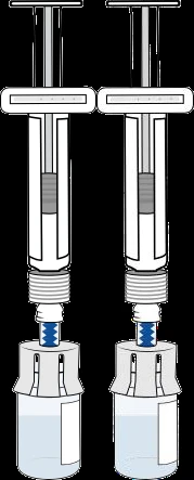 Due siringhe bianche con stantuffi grigi collegate tramite connettori blu a due flaconi di vetro contenenti un liquido trasparente su sfondo bianco