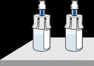 Due flaconi cilindrici bianchi con tappi blu e bianchi posizionati su una superficie piana grigia con sfondo nero