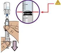 Mani che premono una siringa verso il basso con ingrandimento che mostra il livello del liquido allineato alla linea nera di riferimento