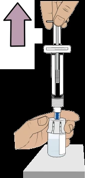 Una mano tiene una siringa con ago rivolta verso l'alto mentre l'altra mano tiene un flacone di vetro contenente un liquido chiaro