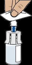 Una mano tiene un tappo bianco per inserirlo sopra il flaconcino di vetro contenente un liquido trasparente con etichetta bianca