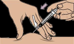 Due mani tengono una siringa con ago per iniettare un farmaco nella parte superiore del gluteo di una persona su sfondo nero