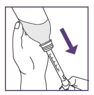 Una mano tiene la parte superiore di un dispositivo medico mentre l'altra mano lo spinge verso il basso seguendo la direzione di una freccia viola