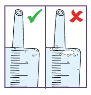 Due diagrammi mostrano un contenitore con liquido: a sinistra è pieno correttamente con segno di spunta verde, a destra presenta bolle d'aria con una X rossa