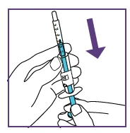 Una mano impugna una penna iniettiva azzurra e bianca mentre una freccia viola indica il movimento di pressione verso il basso