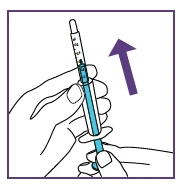 Una mano tiene una siringa azzurra con una freccia viola rivolta verso l'alto che indica il movimento di estrazione o spinta del pistone