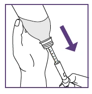 Illustrazione di una mano che tiene una siringa con un indicatore di dosaggio e una freccia viola che punta verso il basso verso la base