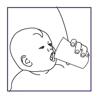 Disegno a linee nere di un neonato che beve da un bicchiere inclinato tenuto da una mano con le dita avvolte attorno al contenitore