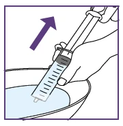 Una mano tiene una siringa con liquido azzurro e la punta immersa in una ciotola, con una freccia viola che indica un movimento verso l'alto