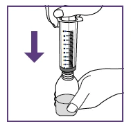 Una mano spinge verso il basso lo stantuffo di una siringa per aspirare il liquido contenuto in un flaconcino tenuto dall'altra mano
