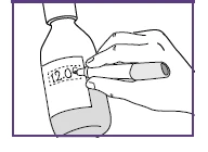 Una mano scrive la data 12.06 sull'etichetta di un flacone di medicinale utilizzando una penna o un pennarello
