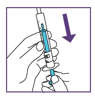 Una mano impugna una siringa con liquido azzurro mentre una freccia viola indica il movimento verso il basso per spingere lo stantuffo