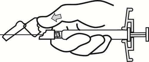 Disegno in bianco e nero di una mano che tiene una siringa e preme il pollice verso il basso per azionare il meccanismo del dispositivo