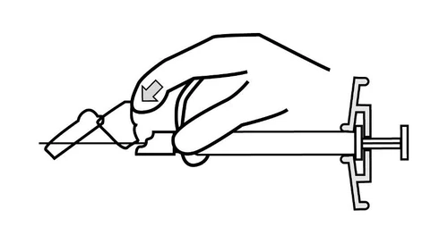 Disegno lineare di una mano che impugna una siringa e preme il pulsante superiore con un dito per azionare il meccanismo di iniezione