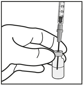 Una mano tiene un piccolo flacone di vetro mentre un ago di una siringa graduata viene inserito attraverso il tappo di gomma per prelevare il liquido