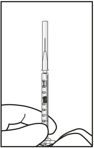 Disegno tecnico di una siringa con ago rivolto verso l'alto tenuta da una mano con scala graduata che indica il dosaggio del liquido interno