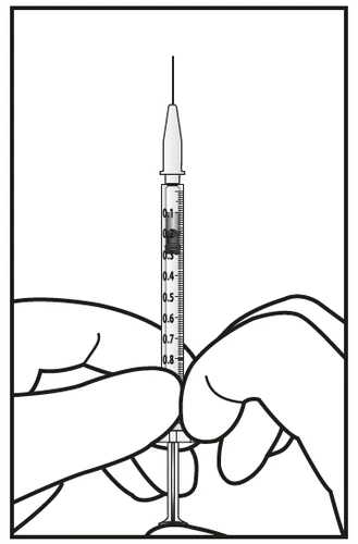 Due mani tengono verticalmente una siringa con ago rivolto verso l'alto e liquido scuro all'interno tra le tacche 0,2 e 0,3