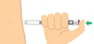 A hand holds an injection pen pressing it against the skin of the thigh with a green arrow indicating the direction of insertion