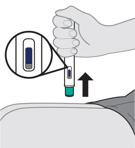Una mano impugna un dispositivo medico cilindrico con un ingrandimento che mostra il livello del liquido blu all'interno di una finestra trasparente