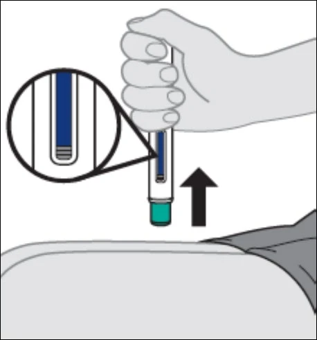 A hand holds a vertical injection pen with a black arrow pointing upward