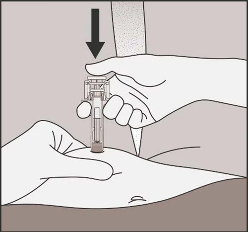 Una mano tiene una penna iniettore verticale mentre l'altra sostiene la pelle della coscia con una freccia nera che indica la pressione verso il basso