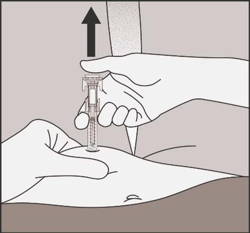 Una mano tiene una penna iniettore appoggiata sulla pelle mentre l'altra mano la sostiene per estrarla verso l'alto seguendo la freccia nera