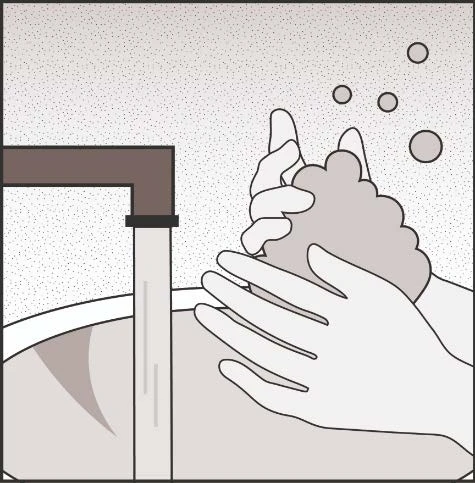 Due mani lavano accuratamente un oggetto sferico e irregolare sotto un getto d'acqua che scende da un rubinetto in un lavandino