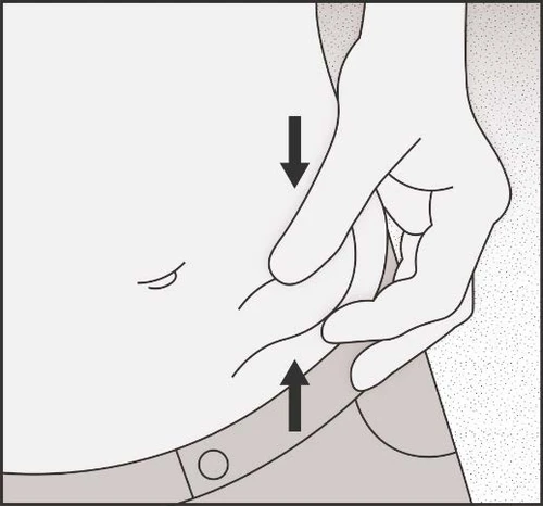 Una mano pizzica la pelle dell'addome con le dita, indicata da due frecce nere che puntano verso il basso e verso l'alto per mostrare il sollevamento