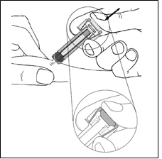 Disegno tecnico che mostra le mani che impugnano una penna iniettore per somministrare il farmaco sulla pelle del braccio con dettaglio del meccanismo