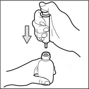 Una mano tiene una penna iniettiva sopra un flacone di vetro con una freccia rivolta verso il basso che indica il movimento di inserimento