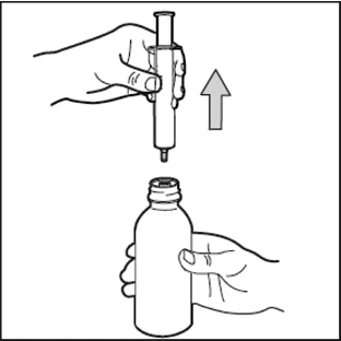 Una mano tiene una siringa e la inserisce verticalmente nel flacone di vetro tenuto dall'altra mano verso l'alto