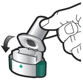 Una mano solleva il cappuccio protettivo di un dispositivo medico tramite un movimento rotatorio indicato da una freccia curva nera