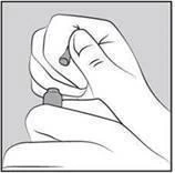 Dos manos sosteniendo y girando un pequeño frasco o recipiente cilíndrico para abrirlo o retirar un tapón en un dibujo técnico en blanco y negro
