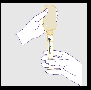 Una mano tiene un flacon con contenuto beige mentre l'altra impugna una siringa per aspirare il liquido attraverso un ago