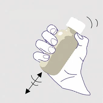 Una mano stringe un flaconcino di medicinale scuotendolo avanti e indietro come indicato dalle frecce nere e dalle linee di movimento