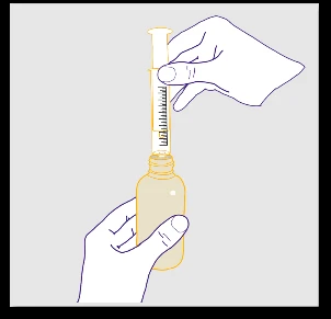 Una mano tiene una siringa graduata mentre l'altra sostiene un flacone di vetro per il prelievo del farmaco liquido