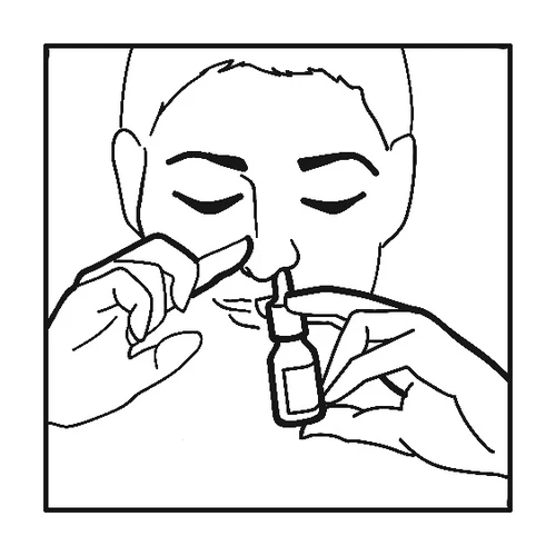Istruzione disegnata in bianco e nero che mostra il volto di una persona che tiene un piccolo flacone con contagocce vicino al naso per l'applicazione del farmaco