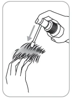 Mano sosteniendo un aplicador con líquido que se dirige hacia el cabello de la cabeza de otra persona, indicado por una flecha direccional