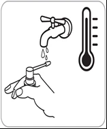 Mano sosteniendo un frasco bajo un grifo goteando junto a un termómetro, lo que sugiere la necesidad de lavarse las manos y controlar la temperatura del agua