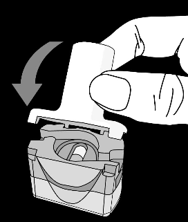 Mano sosteniendo un botón blanco y presionándolo hacia abajo, lo que indica una flecha para activar el mecanismo dentro de un dispositivo médico transparente