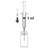 Una jeringa con aguja sumergida en un vial de medicamento, una flecha negra y flechas claras indican el movimiento del émbolo hacia abajo para extraer 5 ml de líquido