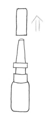 Disegno che mostra una bottiglia con erogatore spray e un tappo rimovibile indicato da una freccia rivolta verso l'alto